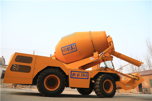 駕駛小型混凝土攪拌車(chē)司機如何注意？
