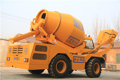 小型混凝土攪拌車(chē)廠(chǎng)家對驅動(dòng)裝置的維護